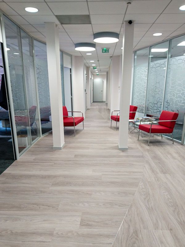 Locaux commerciaux, banque. Pose sol PVC en double sens