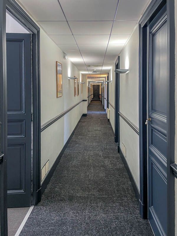 Pose de moquette dans un couloir