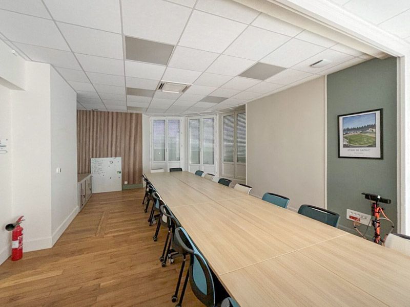 Parquet flottant dans une salle de reunion